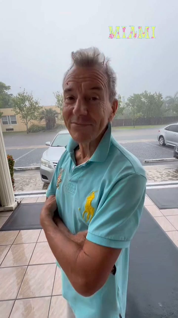 Llueve Un Poquito En Miami