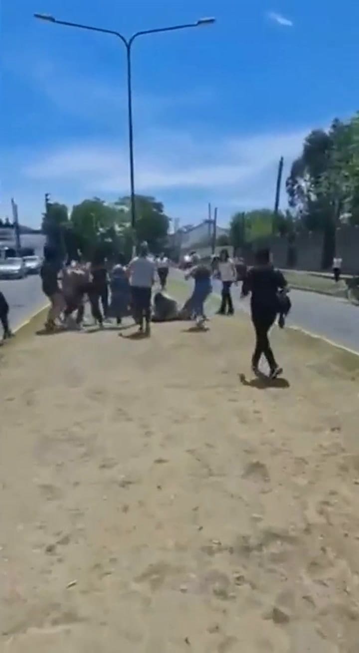 Madres y alumnas protagonizaron una feroz pelea a la salida de un colegio 1