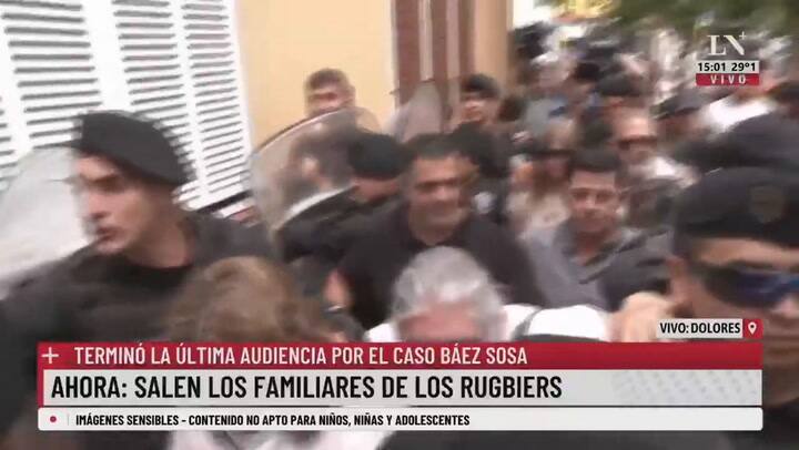 Tensión en la salida de los familiares de los acusados