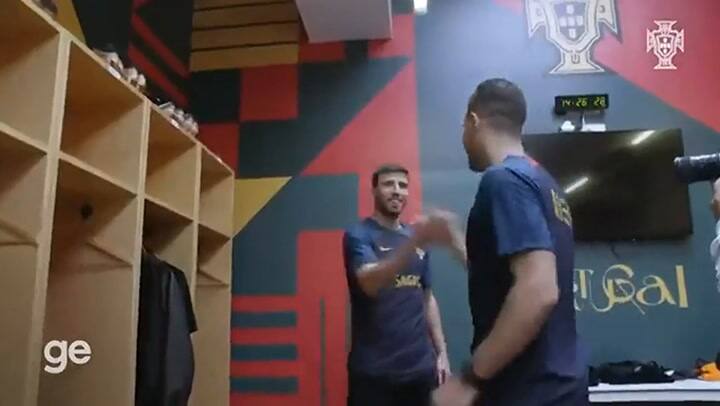 El frío saludo de Bruno Fernandes a Cristiano Ronaldo en la concentración de Portugal