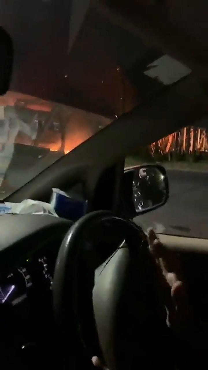 Indonesia: el violento choque entre un camión y un tren que derivó en un catastrófica explosión 1