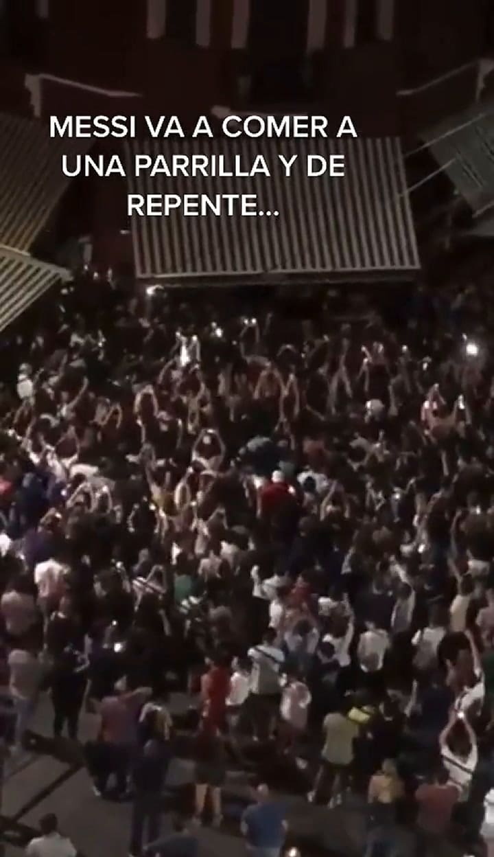 Una multitud esperó a Messi mientras cenaba en una parrilla con su familia (TikTok @canaldeportv)