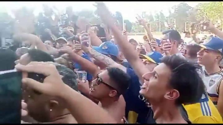 L-Gante cantó junto a los fanáticos de Boca