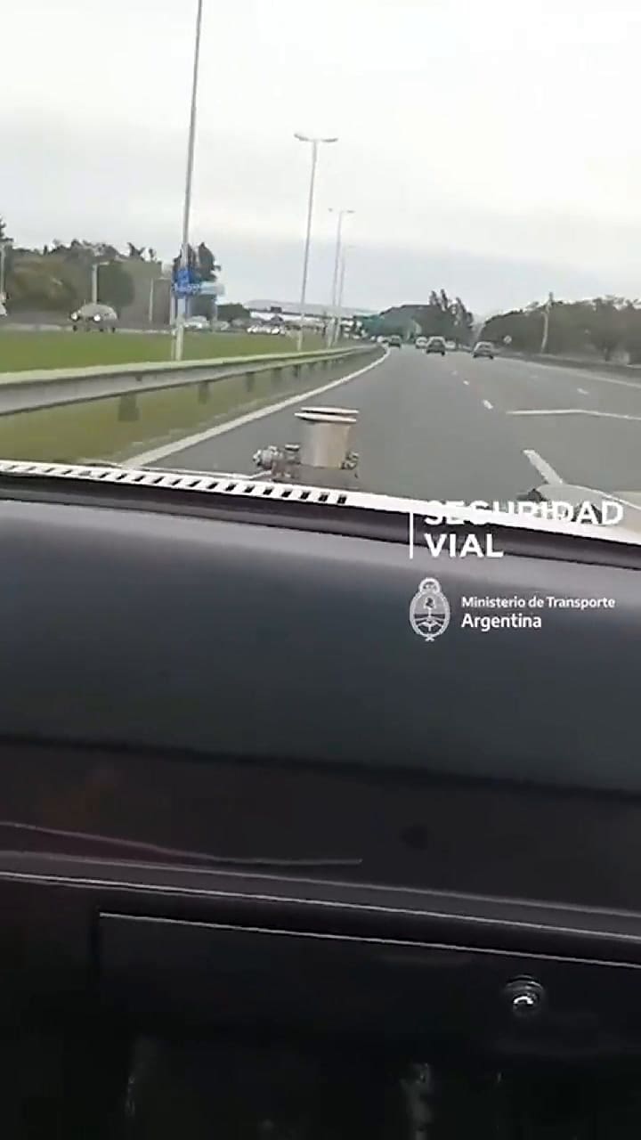 Acceso Oeste: corría una picada en plena autopista, derrapó para no chocar y terminó en un zanja