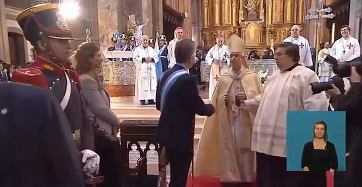 El saludo final de Mauricio Macri y el arzopispo Poli en el Tedeum