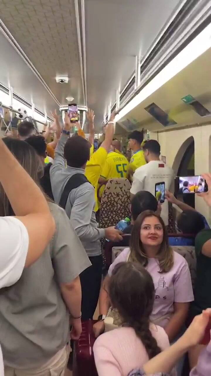 Ruggeri compartió el subte con hinchas brasileños y les cantó en la cara