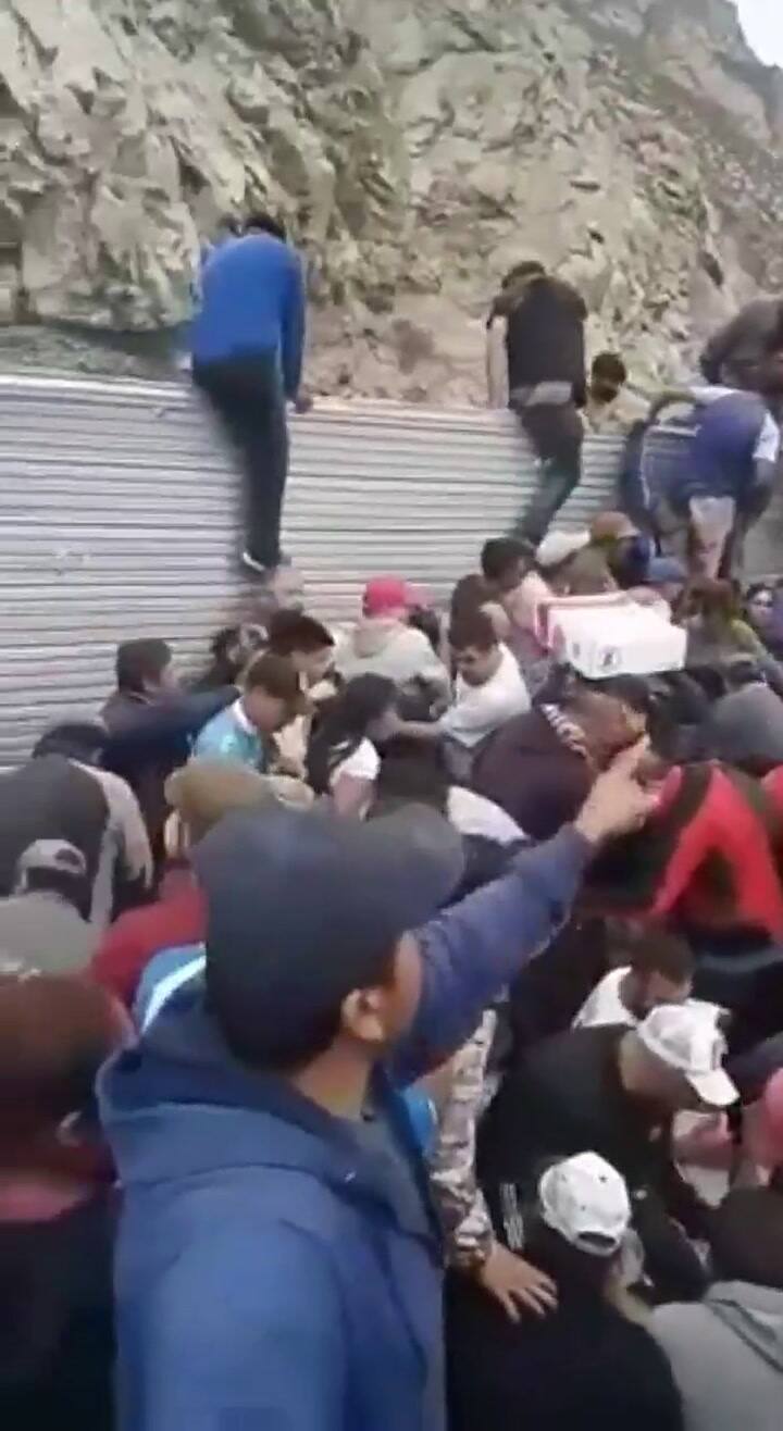 Choque en Mendoza: dos camiones con carne y bananas volcaron; la gente se peleó por la mercadería