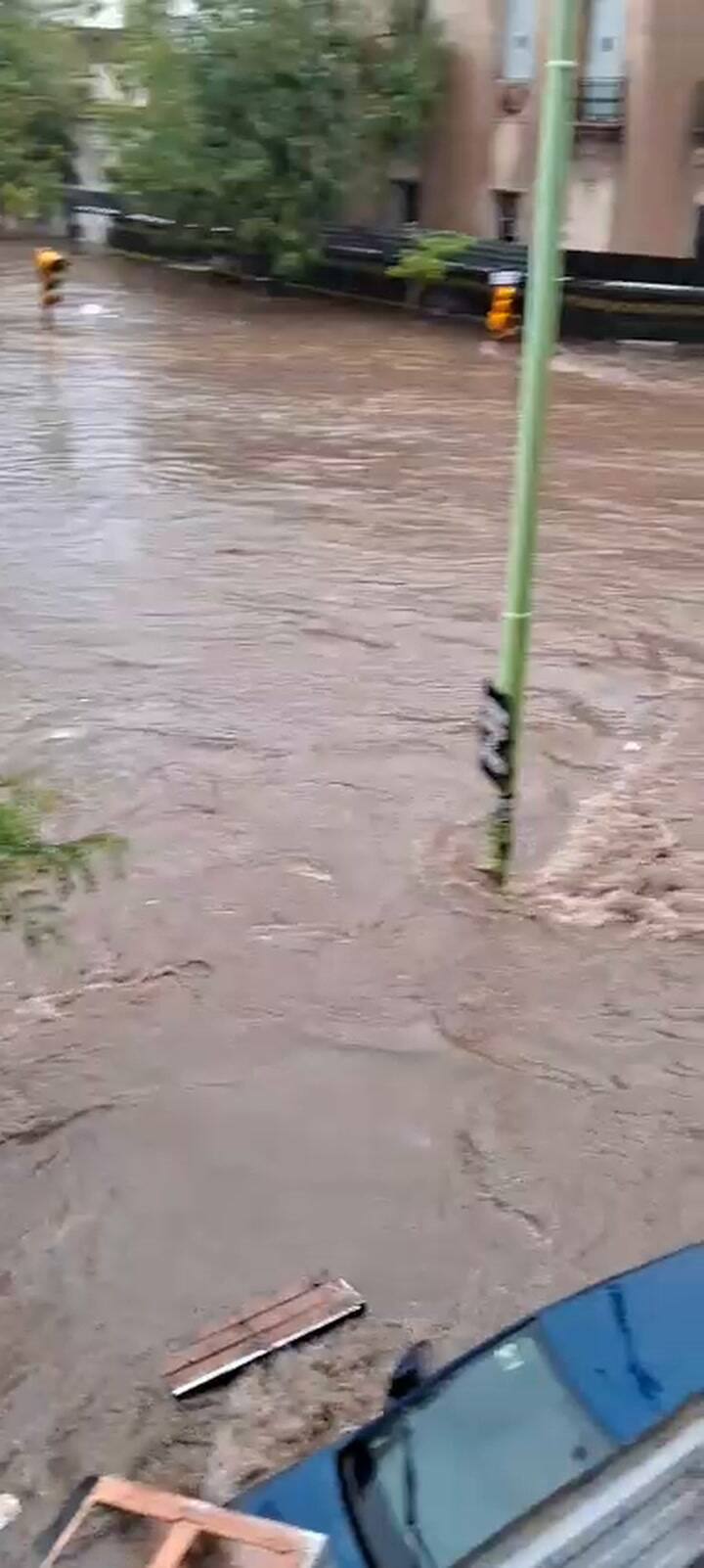 Así se veía el avance de la inundación desde el Hospital del Sur, en Bahía Blanca