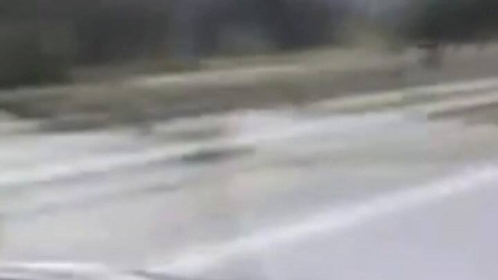 Obligó a manejar a su hijo de 7 años, lo grabó y le suspendieron la licencia