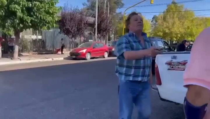 Dos políticos se insultaron, golpearon y terminaron a los muletazos en plena calle