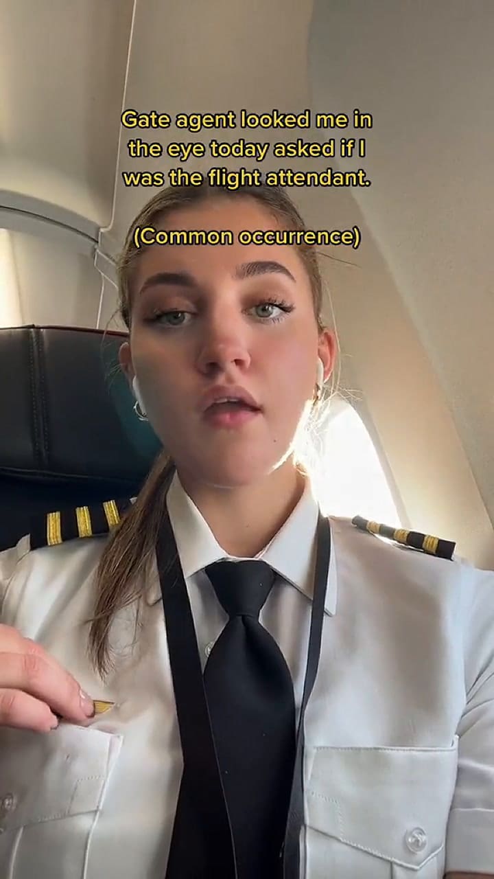 Una piloto mostró su indignación por haber sido confundida con una azafata