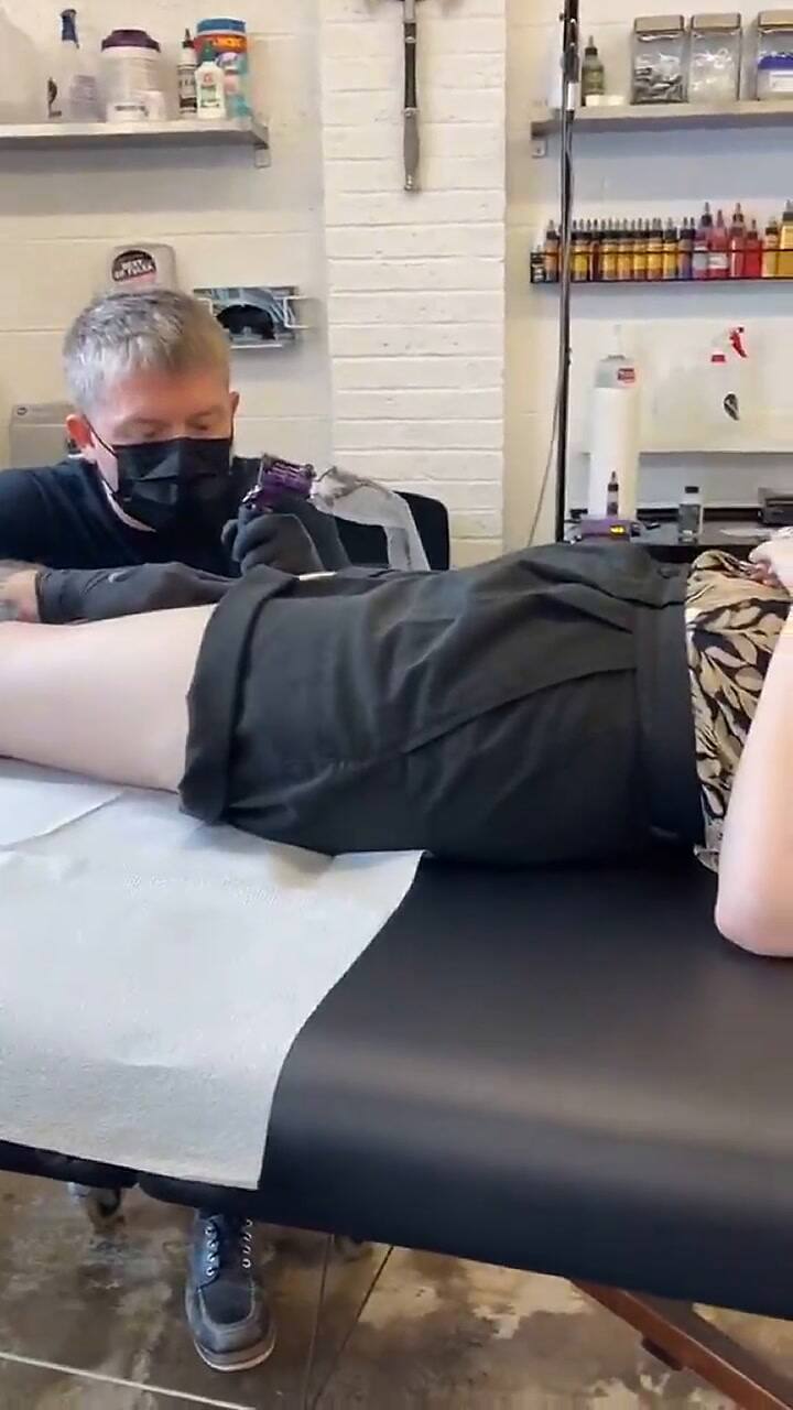 Se tatuaron el mensaje que su padre dejó escrito antes de morir