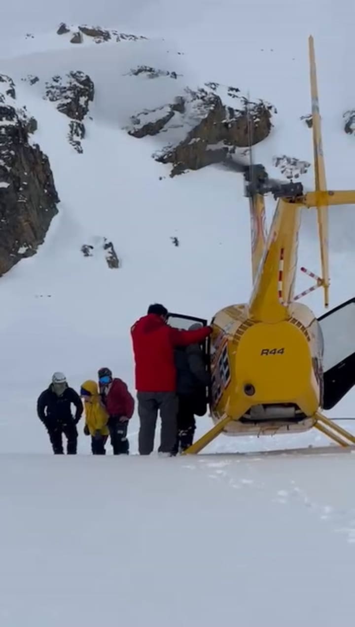 Rescatan a una pareja que quedó sepultada por una avalancha