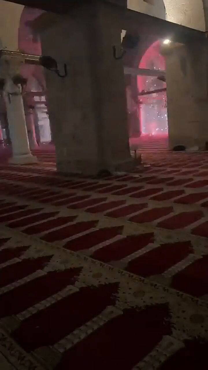 Violentos choques entre la policía y fieles dentro de una mezquita en Israel