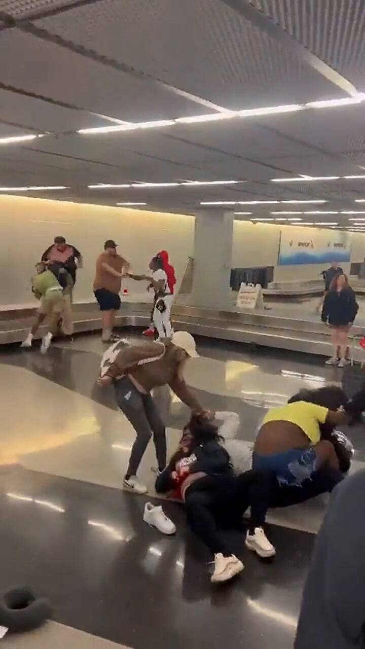 Una batalla campal fue captada en el Aeropuerto de Chicago