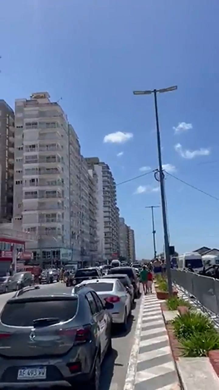 La salida de la comitiva de Alberto Fernández en Miramar