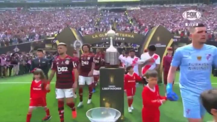 Gabigol toco la copa antes de entrar. Fuente: Fox Sports