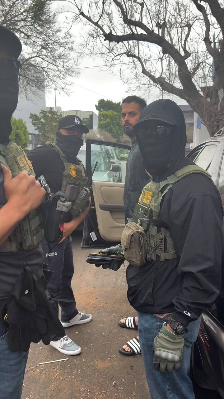 Los agentes permanecieron inmóviles mientras la mujer convulsionaba