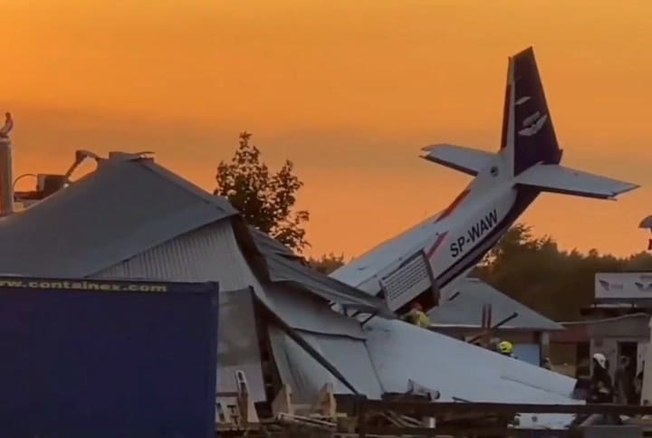 Así quedó el avión en el hangar