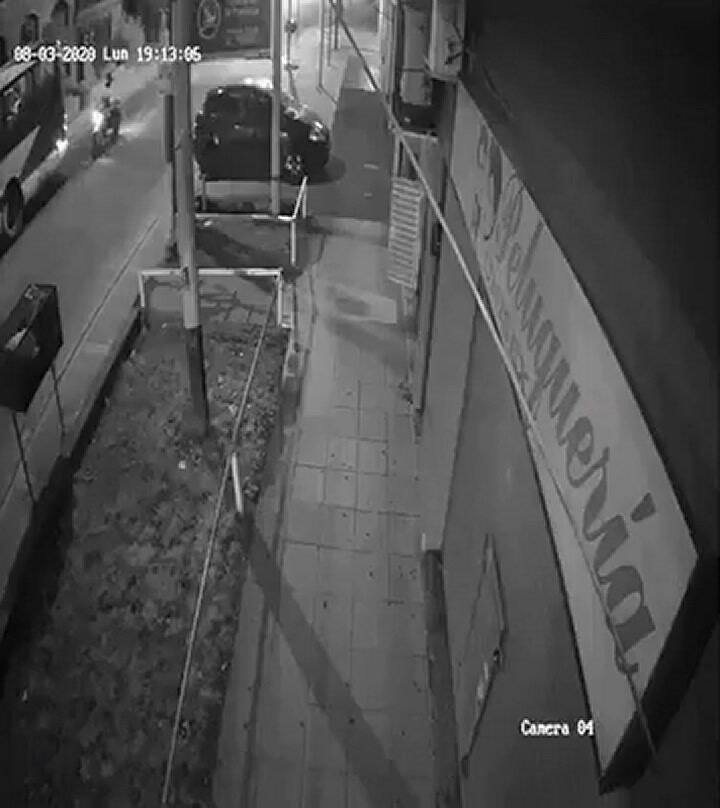 Balearon a un hombre luego de robarle la moto.