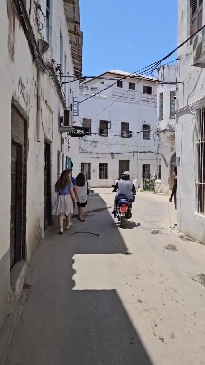 Mario Massaccesi visitó la casa donde nació Freddie Mercury