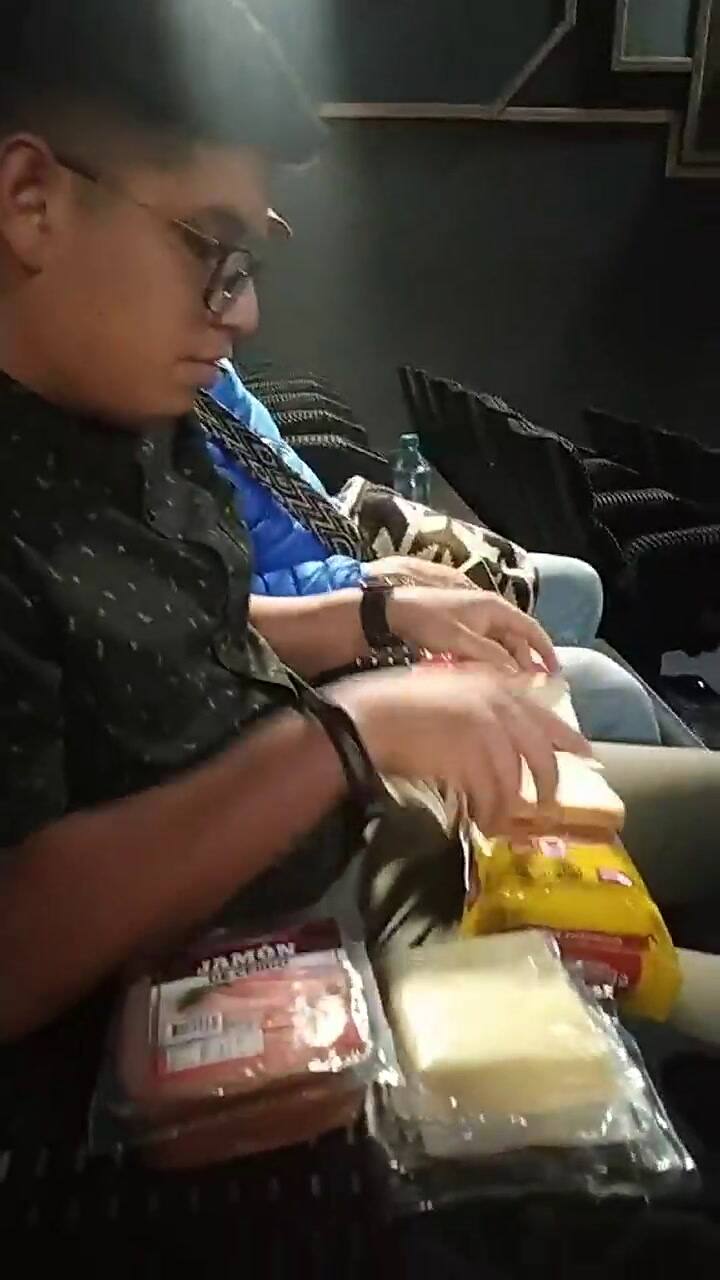 El momento en el que la pareja se prepara unos sándwiches adentro del cine