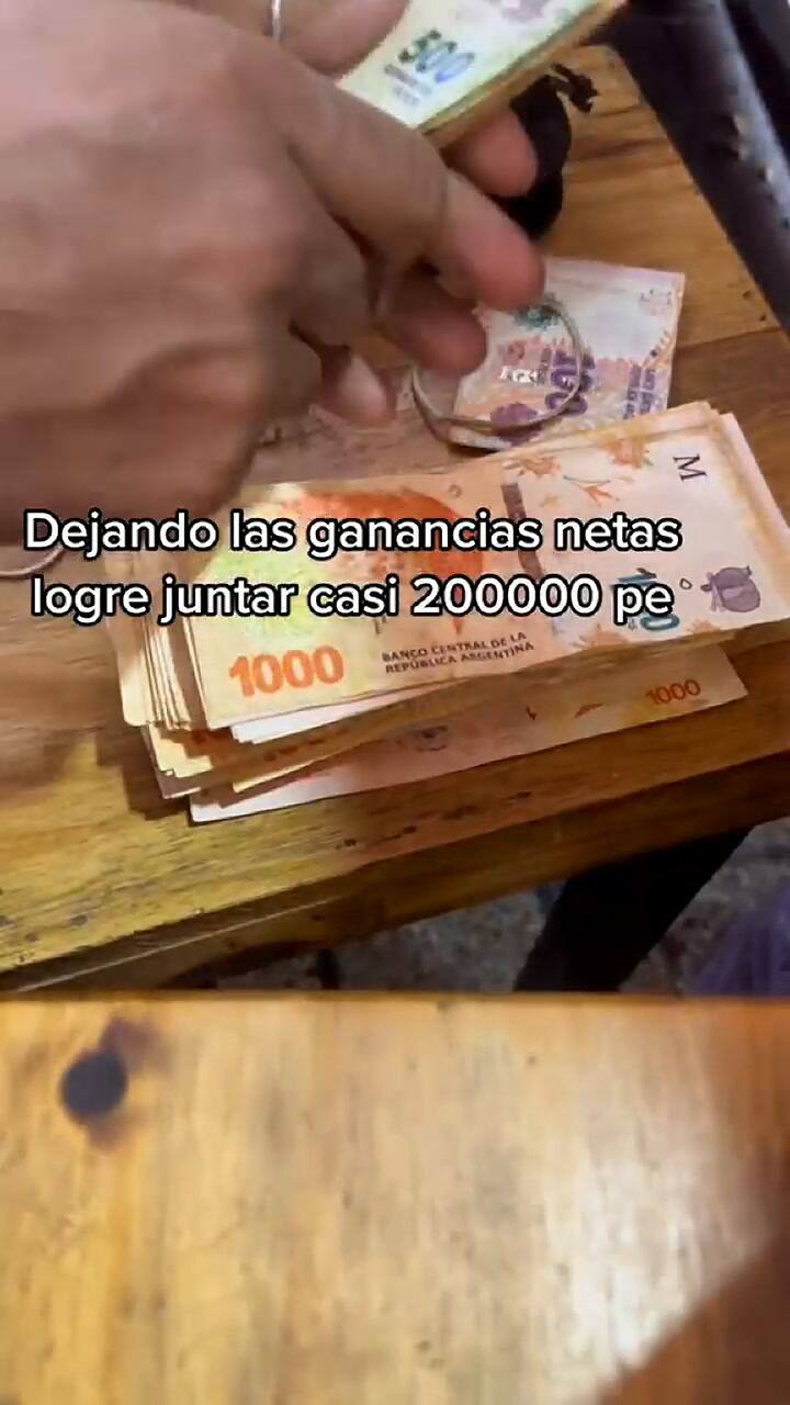 Un tiktoker decidió vender panchos para comprarse un Iphone