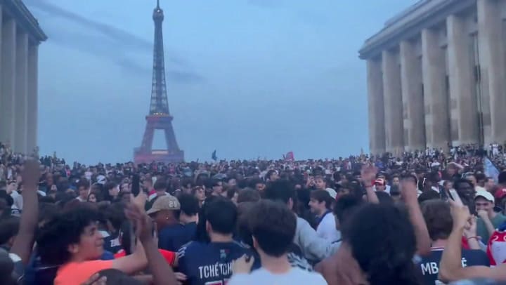 Los hinchas cantando en contra de Kylian Mbappe