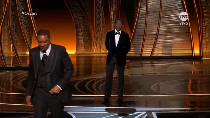 chris rock estaba presentando un premio y will smith se paro y le pegó