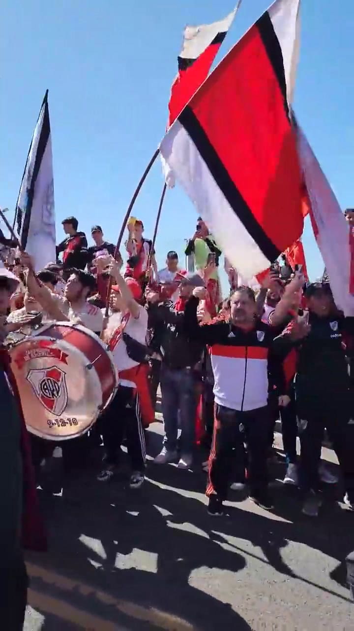 El banderazo de la hinchada de River en la previa al Superclásico