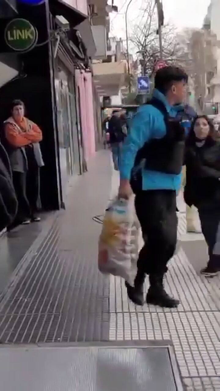 Efectivos policiales confiscaron paltas a dos vendedores callejeros