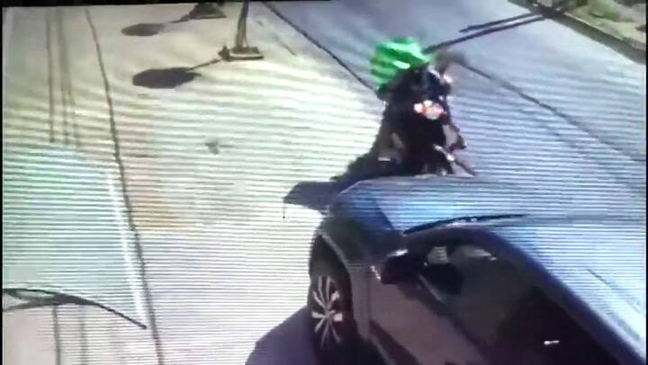 Joven valiente no se deja amedrentar por un delincuente y le tira la moto