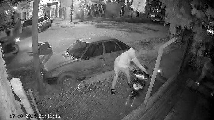 Balearon a una mujer para robarle la moto en Merlo