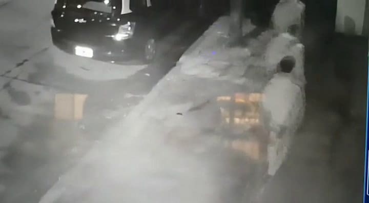 Las capturas de las cámaras de seguridad momentos previos a asesinar a la víctima - Fuente: Gentilez