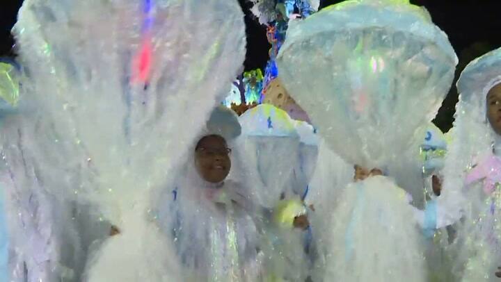 Río de Janeiro olvida la crisis en su segundo día de desfiles