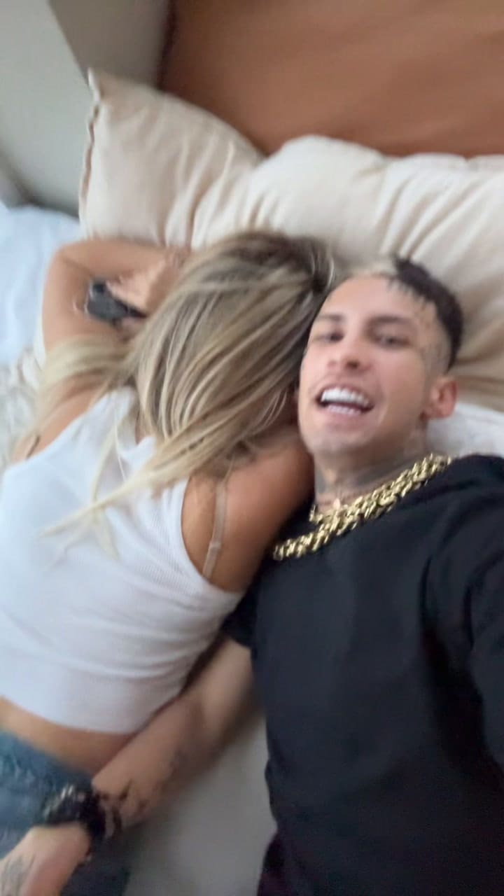 L-Gante y Wanda acostados en la cama en el Chateau Libertador (Video: TikTok @lgante_keloke)