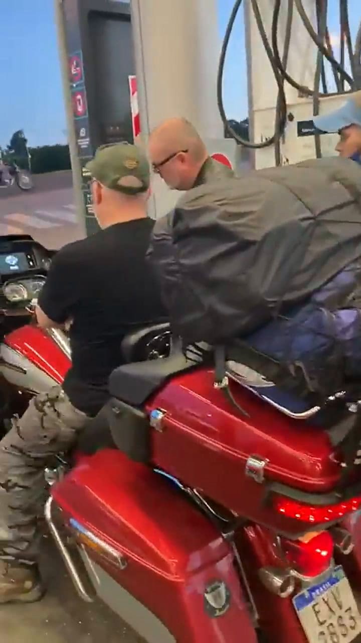 Les cargaron gasoil en lugar de “gasolina” y su reacción se hizo viral