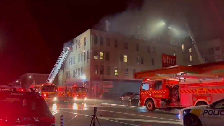 Las llamas fueron combatidas por los bomberos y defensa civil