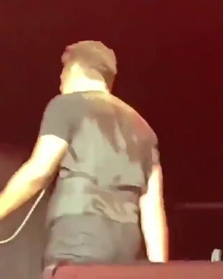 El momento en que Luis Miguel le tira el micrófono a un sonidista - Fuente: Twitter