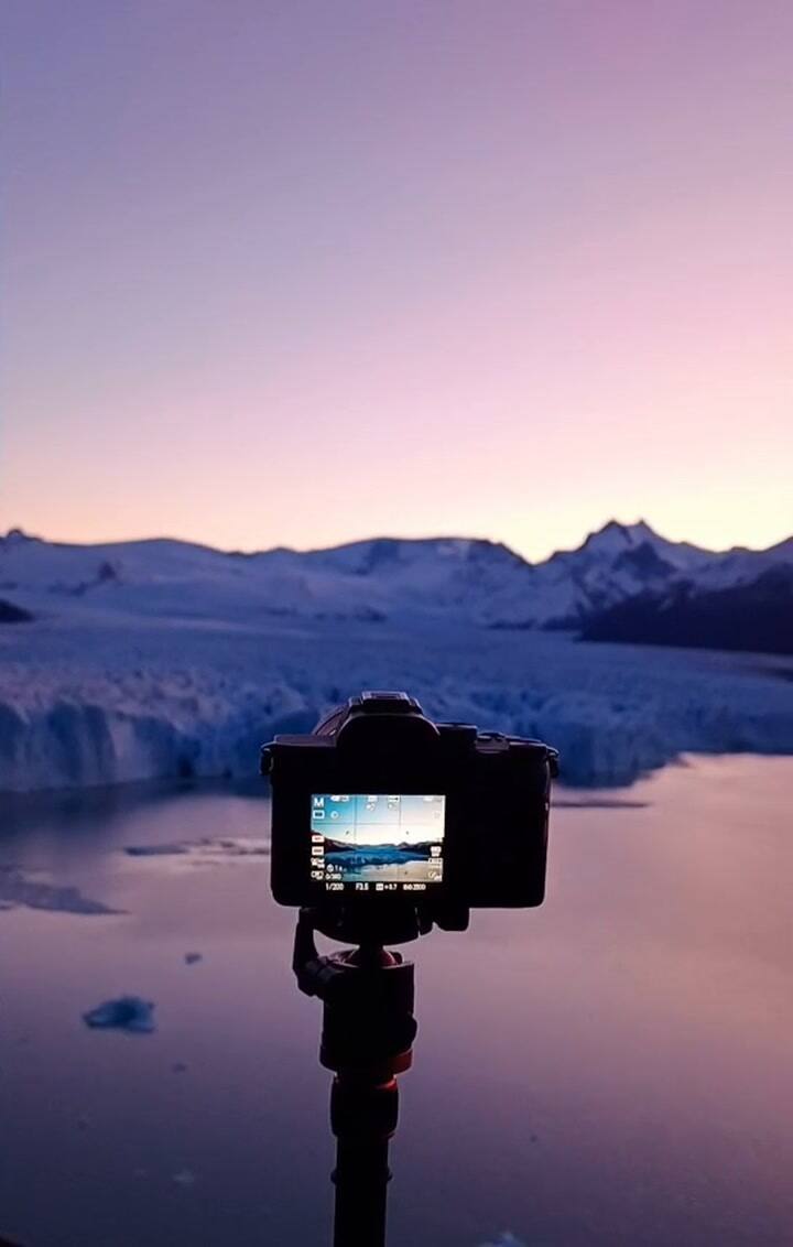 Preparativo de la cámara al atardecer sobre el glaciar Perito Moreno crédito: Natalia Renard