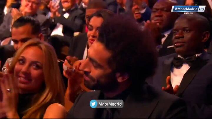 El momento en que le entregan el premio The Best a Luka Modric - Fuente: Twitter