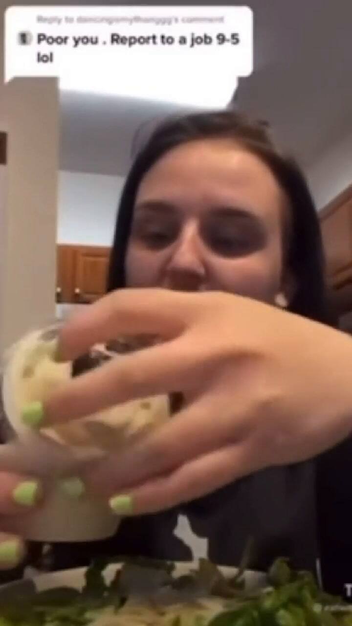 La influencer que se quejó de su horario laboral y la acabaron en redes