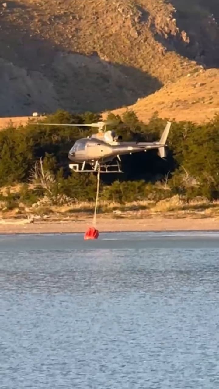 Helicóptero opera en el incendio del Cerro Huemul
