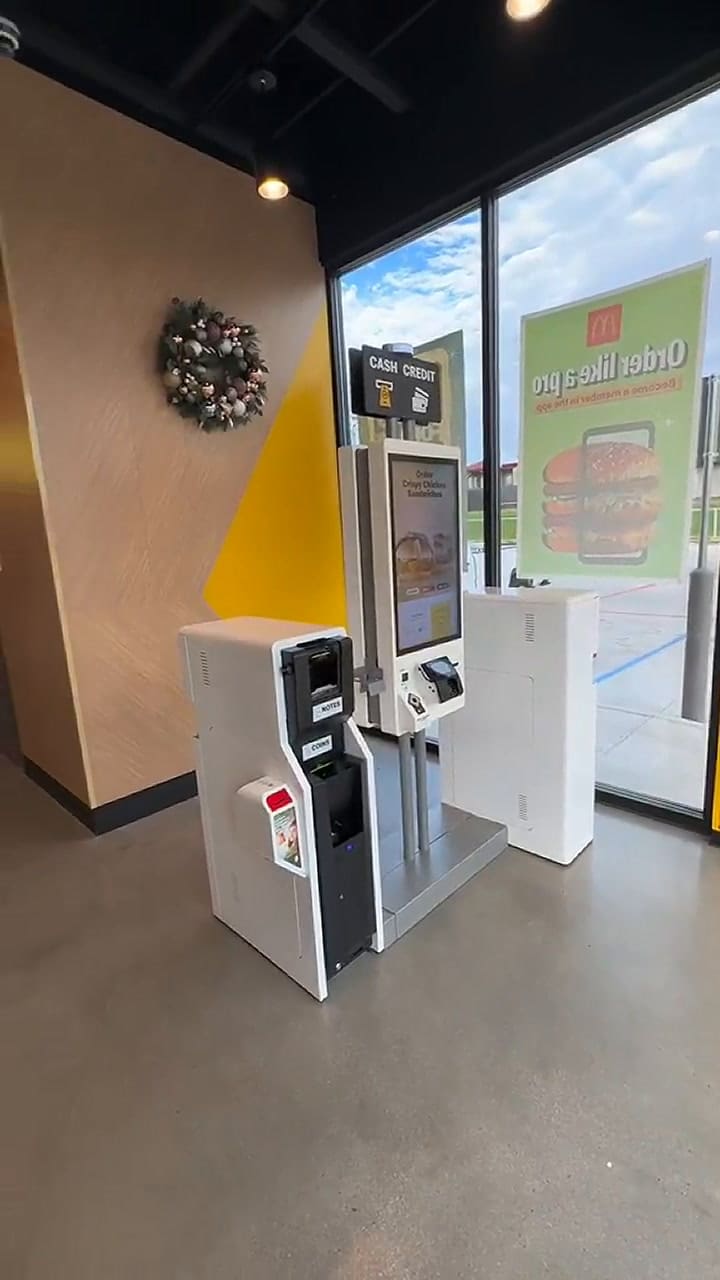 Un usuario en TikTok mostró cómo recogió sus alimentos en McDonal´s automatizado