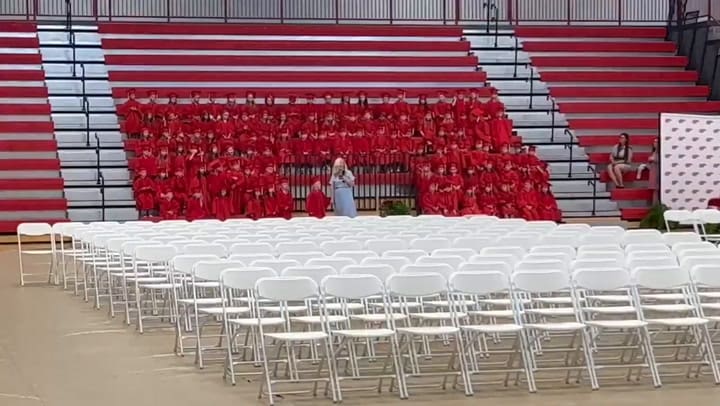 Un padre militar sorprendió a su familia al llegar inesperadamente a la graduación de su hijo mayor