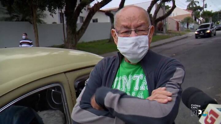 “La emoción de un maestro jubilado cuando sus exalumnos le compraron el auto y se lo devolvieron”