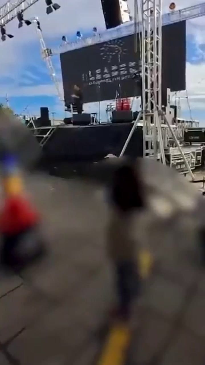 Se cayó el escenario en pleno show de un mago en Chile