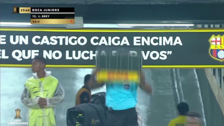 Brey retirado en camilla