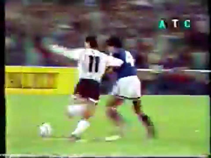 Diego Maradona jugando contra Carlos Menem