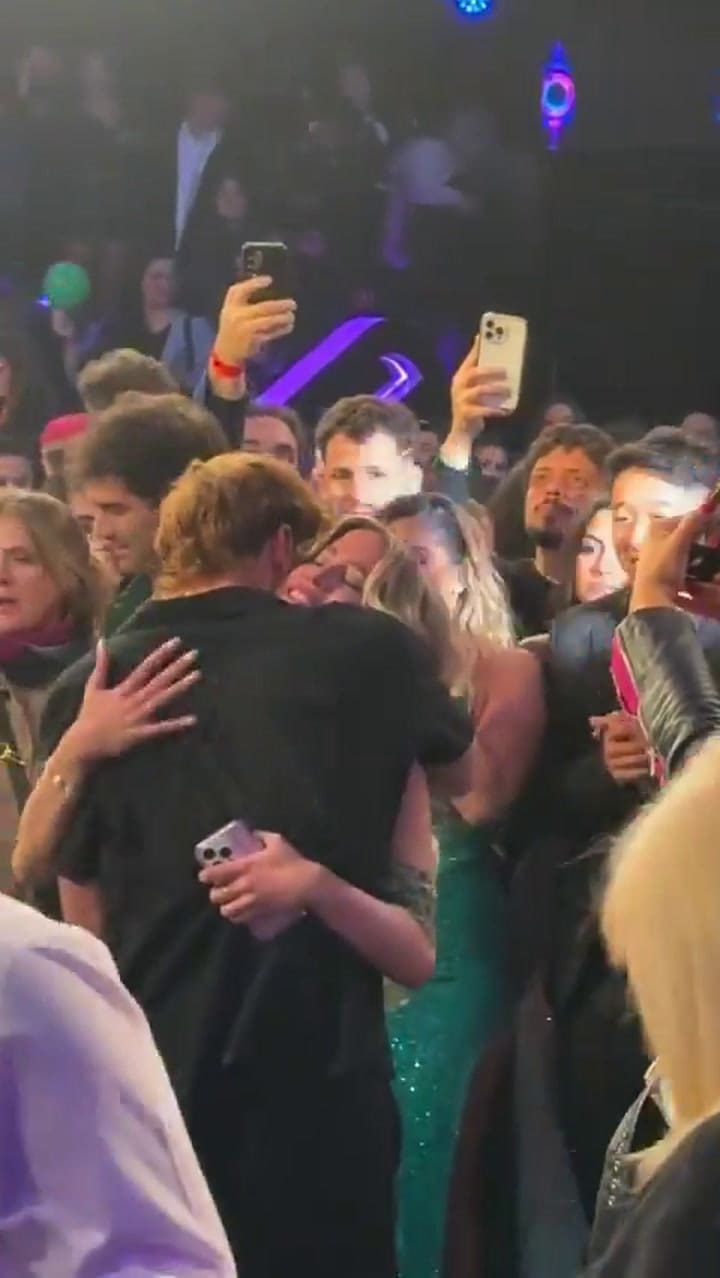 El apasionado beso entre Bautista Mascia y Denisse González